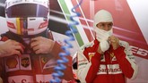 Saatnya tiba untuk memulai kualifikasi GP Malaysia. Pembalap Ferrari Sebastian Vettel pun memasang balaclava sebelum beranjak ke balik kemudi F1 untuk menjalani kualifikasi di sirkuit Sepang. (Reuters / Olivia Harris Livepic)
