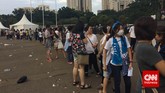 Hottest, sebutan bagi penggemar 2PM, berdandan tak kalah funky saat melihat aksi sang idola di panggung konser bertajuk 2PM World Tour Go Crazy in Jakarta di Istora Senayan (28/3).