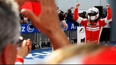 Sebastian Vettel akhirnya keluar sebagai juara dalam GP Malaysia di sirkuit Sepang, Minggu (29/3). Ia mengakhiri balap dengan catatan waktu 1:41:05.793 . Di belakangnya adalah Lewis Hamilton (plus 00:08.569) dan Nico Rosberg (plus 00:12.310). (Getty Images/Lars Baron)