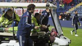 Salah satu suar yang dilemparkan penonton mengenai kiper Rusia, Igor Akinfeev, sehingga ia pingsan dan dibawa ke luar lapangan. (Reuters/Stringer)