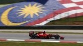 Pebalap Ferrari, Sebastian Vettel, memberi kejutan dengan memenangi seri balapan kedua musim 2015 di GP Malaysia. Padahal, Ferrari musim ini tidak menargetkan memenangi balapan. (Reuters / Olivia Harris)