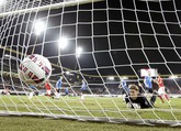 Penjaga gawang Estonia, Sergei Pareiko, hanya bisa melihat bola yang mengoyak gawangnya ketika Estonia ditundukkan Swiss 0-3. (Reuters/Ruben Sprich)