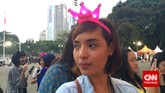 Amel (19), fans 2PM, mengenakan bando pink menyala yang menyerupai tiara bertuliskan nama sang idola, Ok Taecyeon. “Iseng aja biar dapat aura konsernya. Buat seru-seruan aja.”