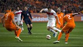Pemain Turki, Yilmaz Burak, dihadang para penggawa Belanda. Turki sukses menahan imbang tim tuan rumah dengan skor 1-1 dengan Burak mencatatkan diri sebagai pencetak gol. (Reuters/Michael Kooren)
