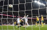 Kedatangan mereka dihadiahi kemenangan Inggris dengan skor 4-0, dengan gol pertama datang dari Wayne Rooney pada menit ke-6. (Reuters/Dylan Martinez)