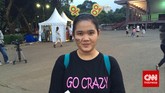 Minda (21), penggemar 2PM, mengenalan bando bertuliskan nama sang idola.