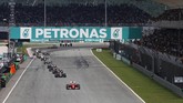 Sebastian Vettel (depan) berhasil memimpin balap berkat strategi masuk pit ketika bendera kuning berkibar pada lap keempat setelah pembalap Sauber, Marcus Ericsson, tergelincir. Sejak saat itu hingga lap ke-56, Vettel terus memimpin sementara Hamilton dan Rosberg terus memburunya. (Reuters/Olivia Harris)