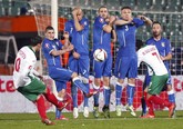 Italia ditahan imbang Bulgaria dengan skor 2-2. Dalam foto ini, terlihat Ivelin Popov berusaha menjebol gawang Salvatore Sirigu melalui tendangan bebas. (Reuters/Stoyan Nenov)