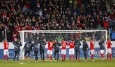 Selain Inggris, Swiss pun mencatatkan kemenangan yaitu dengan skor 3-0 melawan Estonia. Di akhir pertandingan, para pemain merayakan kemenangan tersebut dengan para pendukung.(Reuters/Arnd Wiegmann)