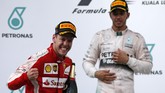 Bagi Vettel (kiri) sendiri kemenangan di Malaysia itu adalah sebuah prestasi karena dapat mendobrak dominasi duo Mercedes, Lewis Hamilton (kanan) dan Nico Rosberg sepanjang musim lalu dan seri balap pertama 2015 di Australia (Reuters/Olivia Harris)
