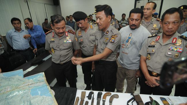 Polisi dan Kelompok Sipil Bersenjata Baku Tembak di Poso