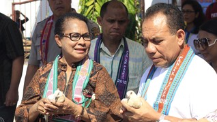 Menteri Yohana Bantu Promosi Sepatu dan Batik dari Dolly