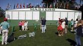Jika Anda berkesempatan mengunjungi Augusta National, jangan lupa berfoto di depan papan skor US Masters. Tempat ini sering dijadikan latar untuk mengabadikan momen para pengunjung. (Reuters/Phil Noble)