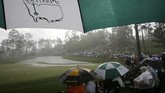 Bahkan hujan deras sekalipun tak bisa menyurutkan para patron untuk datang ke Augusta National dan melihat golfer papan atas dunia. (Reuters/Mark Blich)