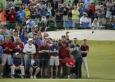 Tentu saja daya tarik utama para patron adalah untuk menyaksikan para pegolf. Dalam foto di atas, mereka sedang melihat pegolf nomor satu dunia, Rory McIlroy berlatih untuk hari pertama. (Reuters/Bryan Snyder)