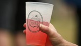 Sembari berjalan-jalan di terik matahari menikmati keindahan Augusta National, patron pun bisa menyesap jus lemon pink dengan gelas yang berlogokan US Masters. (Reuters/Phil Noble)