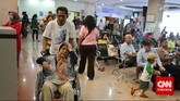 Peserta BPJS Kesehatan di ruang tunggu pendaftaran fasilitas rawat jalan poli kesehatan RS Fatmawati, Jakarta, Rabu, 18 Maret 2015. (Adhi Wicaksono)