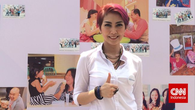  Fenita  Arie  Ingin Coba Warna Rambut  Biru Basi