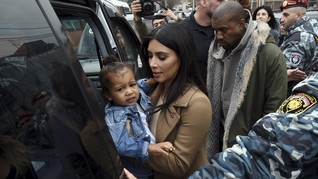 Kehamilan Kim Kardashian di Tengah Euforia Caitlyn Jenner