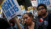 Dalam demonstrasi ini, para buruh mengeluhkan bahwa upah yang mereka terima tidak manusiawi dan tidak dapat mengeluarkan mereka dari kemiskinan. Mereka berencana untuk bergabung dan membentuk serikat buruh. (Reuters/Shannon Stapleton)