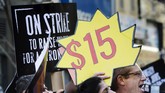 Ratusan buruh restoran makanan cepat saji berdemonstrasi di gerai restoran McDonald's, menuntut kenaikan upah minimun menjadi US$15 atau Rp193 ribu per jam di New York, Rabu (15/4). (Reuters/Lucas Jackson)