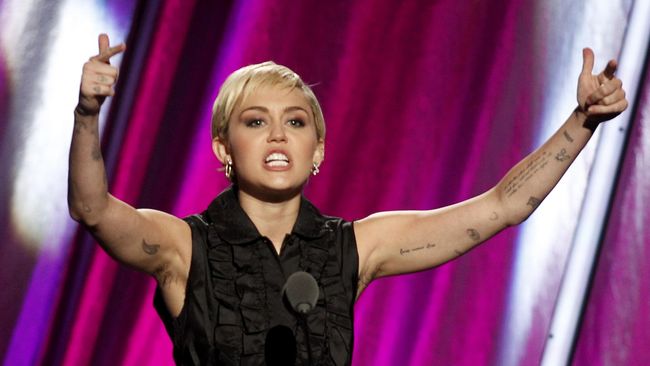 Alam Semakin Rusak, Miley Cyrus Tunda Kehamilan