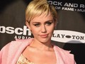 Miley Cyrus Warnai Bulu Ketiaknya