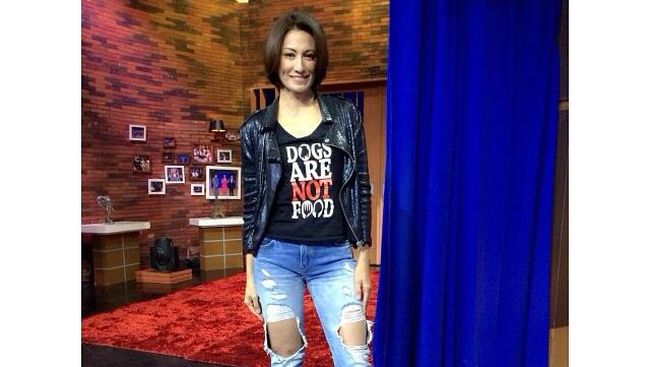 Model Cantik Davina Jadi Kartini untuk Anjing
