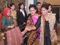Suami Konferensi, Iriana Pimpin Para Ibu Negara Membatik