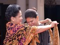 Asyiknya Iriana dan Para Istri Delegasi KAA Membatik