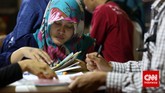Seorang perempuan mengisi data diri saat berlangsungnya pameran bursa kerja di Balai Kartini, Jakarta, Jumat (24/4). (CNN Indonesia/Safir Makki)