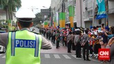 Sedari pagi, warga Bandung bersiap menyambut rombongan kepala negara dan delegasi negara yang akan melakukan napak tilas pada Konferensi Tingkat Tinggi Asia-Afrika di Bandung, Jumat (24/4). (CNN Indonesia/Gilang Fauzi)