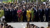 Sekitar pukul 09.17, rombongan kepala negara dipimpin oleh Presiden Jokowi beserta ibu negara Iriana memulai napak tilas dari Hotel Savoy Homann menuju Gedung Merdeka. (Reuters/Achmad Ibrahim/Pool)