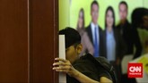 Pencari kerja mencermati dengan seksama papan pengumuman lowongan pekerjaan di pameran bursa kerja di Balai Kartini, Jakarta, Jumat (24/4). (CNN Indonesia/Safir Makki)