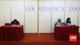 Para pencari kerja mengisi formulir saat pameran bursa kerja di Balai Kartini, Jakarta, Jumat (24/4). (CNN Indonesia/Safir Makki)