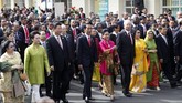 Dalam rombongan, Presiden Jokowi dan Ibu Iriana diapit oleh Presiden Tiongkok Xi Jinping beserta istri, Peng Liyuan di sebelah kanan. Sementara di sebelah kiri, Jokowi didampingi oleh Perdana Menteri Malaysia Najib Razak beserta istrinya, Rosmah Mansur. (Antara/Rosa Panggabean15)