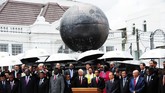 Dalam kesempatan tersebut, Presiden Joko Widodo juga menandatangani Monumen Solidaritas Asia Afrika di, Bandung, Jawa Barat, Jumat (23/4). (Antara/Agus Bebeng)