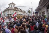 Ribuan warga memadati Jalan Asia Afrika ketika Karnaval Asia Afrika, Bandung, Jawa Barat, Sabtu (25/4). Pengunjung nampak antusias untuk menjadi saksi sejarah dari penutupan KAA. (ANTARA FOTO/M Agung Rajasa)