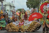 Kontingen Yogyakarta dengan berbagai model pakaian turut memeriahkan pawai Parade Asia Afrika di jalan Asia Afrika, Bandung, Jawa Barat, Sabtu (25/4). (ANTARA FOTO/Paramayuda)