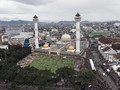 Cegah Corona, Masjid Raya Bandung Disemprot Disinfektan