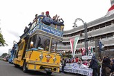 Bandung Tour on The Bus (Bandros) mengikuti parade dalam karnaval asia afrika di Jalan Asia Afrika, Bandung, Jawa Barat, Sabtu (25/4). Bus tingkat ini menjadi salah satu ikon wisata di kota Bandung.( ANTARA FOTO/Hafidz Mubarak)