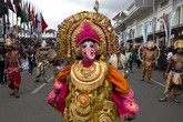 Peserta parade asal India mengikuti Karnaval Asia Afrika di jalan Asia Afrika, Bandung, Jawa Barat, Sabtu (25/4). (ANTARA FOTO/M Agung Rajasa)