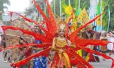 Kostum meriah dengan aneka warna yaitu merah, biru dan kuning meramaikan karnaval KAA yang berlangsung siang hari. Warna-warni ini tampak mencolok dan membuat kostum peserta terlihat apik. (ANTARA FOTO/Agus Bebeng).