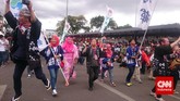 Peserta karnaval dari Jepang tak mau kalah memamerkan kostum mereka yang indah. Mereka menampilkan pakaian tradisional dengan dominasi warna hitam dan merah jambu. (CNN Indonesia/Nadi Tirta Pradesha).