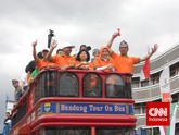 Menteri Pariwisata , Arief Yahya dan istri serta Ridwan Kamil dan istri ikut berkeliling dalam karnaval KAA ini untuk menyapa para pengunjung yang hadir di karnaval. (CNN Indonesia/ Nadi Tirta Pradesha).
