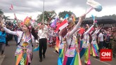 Peserta karnaval dari Tiongkok menghadirkan berbagai busana warna-warni yang cantik dalam acara parade Konferensi Asia Afrika di Bandung, Sabtu lalu. (CNN Indonesia/Nadi Tirta Pradesha)