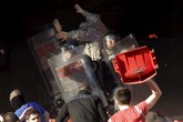 Tensi laga juga diperparah dengan posisi kedua tim yang berdekatan di klasemen sementara. Partizan memimpin laga dengan keunggulan lima angka dengan kompetisi yang tinggal menyisakan enam pertandingan.