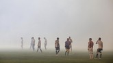 Asap suar pun memenuhi lapangan dan membuat pemain tak bisa melihat sehingga pertandingan sempat terhenti beberapa menit di pertengahan babak kedua.