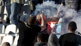 Tapi tak semua suporter bisa dipisahkan. Dari foto di atas terlihat seorang pendukung Red Star dan Partizan saling serang secara langsung.