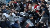 Sementara itu, di atas tribun, para suporter Red Star juga mulai bentrok dengan petugas keamanan. Mereka didesak untuk memisahkan diri dari kelompok suporter Partizan.